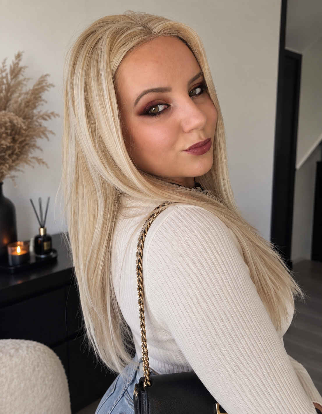 Echt haar of synthetisch haar: welke pruik past bij jou?