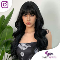 Zwarte Pruik Lang Golvend met Pony Pruik Sassy Goods 