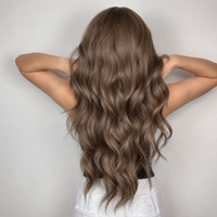 Pruik Bruin met Pony Golvend Haar